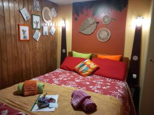 a bedroom with a bed with colorful pillows at Koala Valdareina, Piscine chauffée, Bénagil-Carvoeiro in Carvoeiro +41 photos