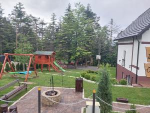 um parque com um parque infantil com um baloiço em Apartmani Borova Iglica Divčibare em Divčibare