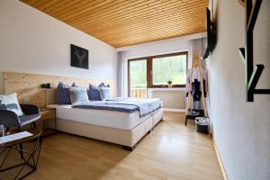 Postel nebo postele na pokoji v ubytování Landhotel Fuchs