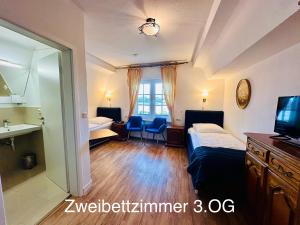 ein Hotelzimmer mit Bett und Waschbecken in der Unterkunft Altstadthotel Hayk am Rhein in Köln