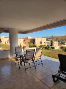 Μπαλκόνι ή βεράντα στο Bajo con vistas a la piscina en Valle del Este Golf