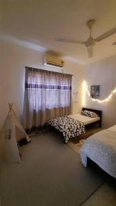 Ένα ή περισσότερα κρεβάτια σε δωμάτιο στο Cozy House in Taiping