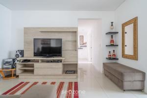 Μια τηλεόραση ή/και κέντρο ψυχαγωγίας στο Apto 3Q c/ churrasq. 500m da praia Itapema ESM602
