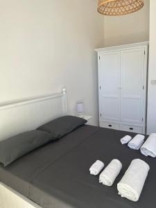 A bed or beds in a room at Villa Bianca, Seaside panoramic Rooftop
