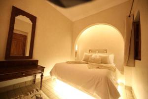 Postel nebo postele na pokoji v ubytování Riad Oum h&N B&B