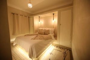 Postel nebo postele na pokoji v ubytování Riad Oum h&N B&B