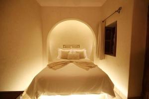 Postel nebo postele na pokoji v ubytování Riad Oum h&N B&B