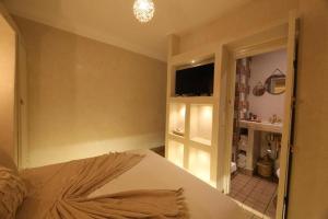TV a/nebo společenská místnost v ubytování Riad Oum h&N B&B