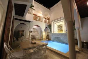Bazén v ubytování Riad Oum h&N B&B nebo v jeho okolí