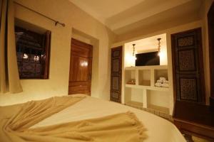 Postel nebo postele na pokoji v ubytování Riad Oum h&N B&B