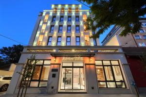 索非亚Aurora Sofia的前面有商店的建筑