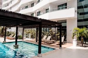 Bazén v ubytování Mondial Apartments By BnbHost nebo v jeho okolí