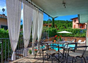 Μπαλκόνι ή βεράντα στο Villa Pratovecchio by PosarelliVillas