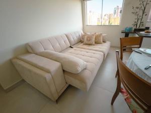a large white couch in a living room at Apartamento perto UEM Wi-Fi MN701 in Maringá
