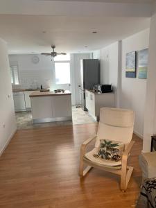 salon z krzesłem i kuchnią w obiekcie Casa Amapola - Costa Bahía de Cádiz w mieście Puerto Real