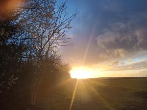 O pôr ou nascer do sol visto da casa de hóspedes ou dos arredores