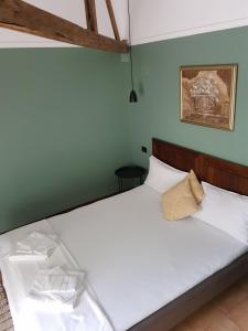 Un pat sau paturi într-o cameră la CASA Apusul Soarelui