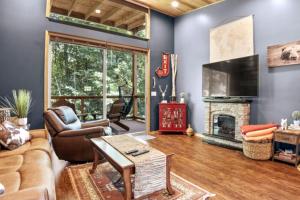 Una sala de estar con un sofá y una chimenea. en PIKES PEAK - Tiny Houses Of French Village, en French Village
