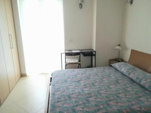 una camera da letto con un letto, un tavolo e una sedia di Alloggio Turistico Castel di Leva a Castel di Leva