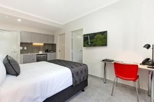 Un pat sau paturi într-o cameră la Argus Hotel Darwin