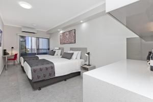 Un pat sau paturi într-o cameră la Argus Hotel Darwin