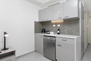 O bucătărie sau chicinetă la Argus Hotel Darwin