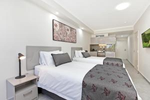 Un pat sau paturi într-o cameră la Argus Hotel Darwin