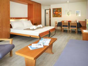 una camera d'albergo con un letto e una sala da pranzo di Apartment Matten - Utoring-13 by Interhome a Zermatt