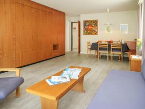 un soggiorno con tavolo e sala da pranzo di Apartment Matten - Utoring-13 by Interhome a Zermatt