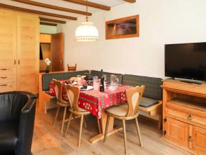 TV a/nebo společenská místnost v ubytování Apartment Matten - Utoring-18 by Interhome + 28 fotografií