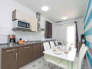 Kuchyň nebo kuchyňský kout v ubytování Apartment Aquanur-7 by Interhome