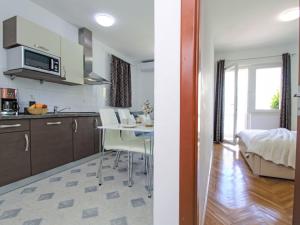 Kuchyň nebo kuchyňský kout v ubytování Apartment Aquanur-7 by Interhome