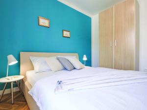 Postel nebo postele na pokoji v ubytování Apartment Aquanur-7 by Interhome