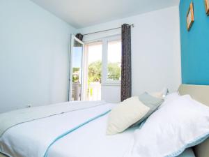 Postel nebo postele na pokoji v ubytování Apartment Aquanur-7 by Interhome