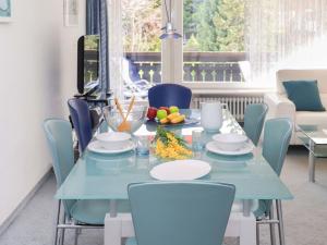 een blauwe eettafel met stoelen en fruit erop bij Apartment Matten - Utoring-19 by Interhome in Zermatt