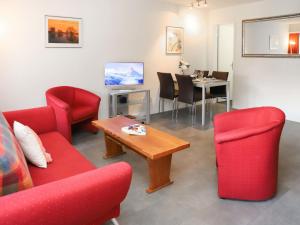 een woonkamer met rode stoelen en een tafel bij Apartment Matten - Utoring-9 by Interhome in Zermatt