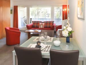 een woonkamer met een tafel en een bank bij Apartment Matten - Utoring-9 by Interhome in Zermatt