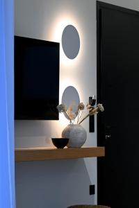 TV a/nebo společenská místnost v ubytování Etherial View Villas Skiathos