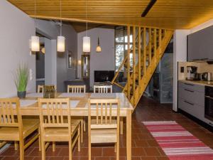 une cuisine et une salle à manger avec une table et des chaises en bois dans l'établissement Holiday Home Hiisiranta e4 by Interhome, à Kolinkylä 20 autres photos