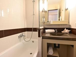 Ένα μπάνιο στο Apartment Le Village - E1 208 by Interhome