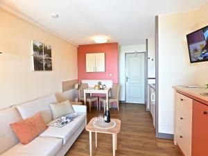 Μια τηλεόραση ή/και κέντρο ψυχαγωγίας στο Apartment Le Village - E1 208 by Interhome +53 φωτογραφίες