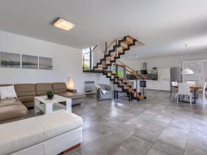 salon z kanapą i schodami w obiekcie Villa Luna Rossa by Interhome w mieście Sveti Petar u Šumi +37 zdjęć