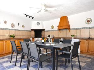 kuchnia z czarnym stołem i krzesłami w obiekcie Holiday Home Cucarres by Interhome w mieście Calpe