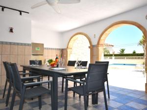 Basen w obiekcie Holiday Home Cucarres by Interhome lub w pobliżu