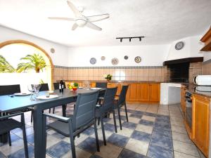 Kuchnia lub aneks kuchenny w obiekcie Holiday Home Cucarres by Interhome