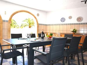 Część wypoczynkowa w obiekcie Holiday Home Cucarres by Interhome