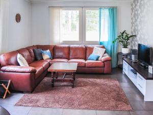 un divano in pelle marrone in soggiorno di Holiday Home Kaisla by Interhome a Torvoila