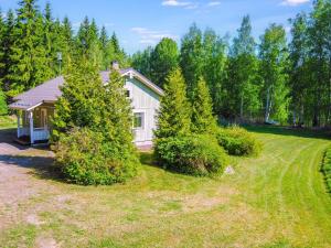 una piccola casa in mezzo a un cortile di Holiday Home Kaisla by Interhome a Torvoila