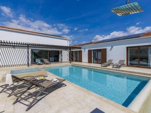 Πισίνα στο ή κοντά στο Villa Luna Bianca by Interhome