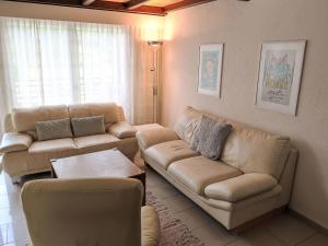 un soggiorno con due divani e un tavolo di Apartment Ringstrasse - Utoring-50 by Interhome a Leukerbad Altre 24 foto